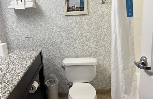 Bedford Hotel | Comfort Inn & Suites Toledo North