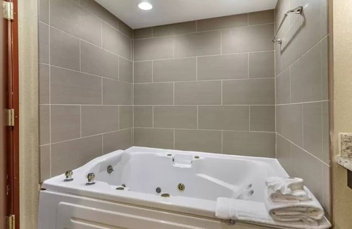 Allen Park Hotel | Comfort Inn & Suites