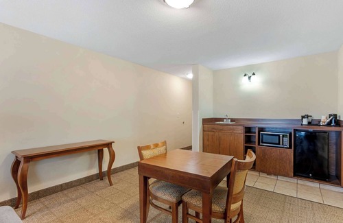 Dover Hotel | Comfort Inn & Suites
