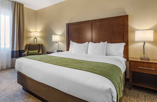 Edgewood Hotel | Comfort Inn & Suites