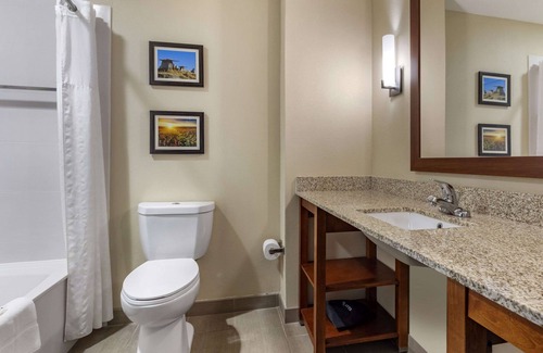 Edgewood Hotel | Comfort Inn & Suites