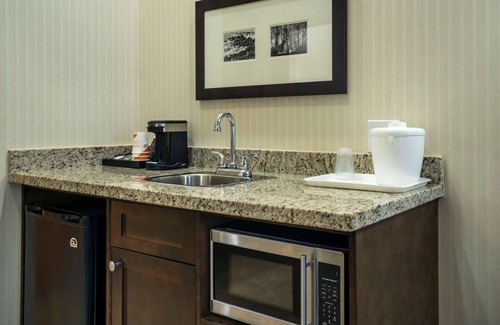 Fleetwood Hotel | Comfort Inn Surrey Hotel