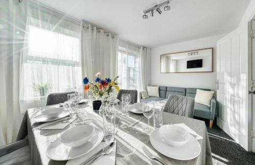 Market Harborough Apartment | Comfort Lettings - 4 bedroom, 8 Beds & 2 Free Parking, Garden, Family Friendly