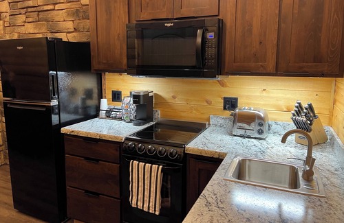 Sabetha Apartment | Comfort Loft Cabin with Kitchen!