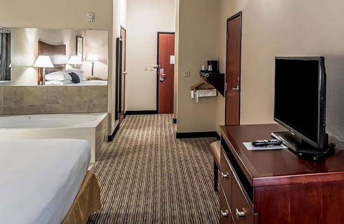 Mineral Wells Hotel | Comfort Meets Affordability at Red Lion Inn & Suites Mineral Wells! Onsite Pool!