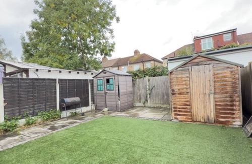 Heath Apartment | Comfort Meets Convenience: Spacious 3-Bed Apartment Steps from Shops & Transport