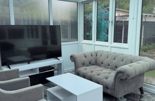 Heath Apartment | Comfort Meets Convenience: Spacious 3-Bed Apartment Steps from Shops & Transport