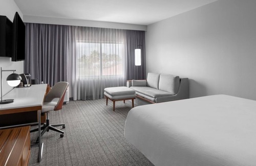 Oldsmar Hotel | Comfort Meets Convenience! Free Parking, Outdoor Pool, Near Tampa Bay Downs