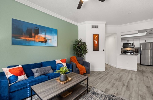 Tempe Condo | Comfort Meets Convenience Pool Desk Washer/Dryer