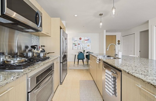 Southwest Edmonton Apartment | Comfort Oasis free Wifi Netflix Disney+ UGprkg