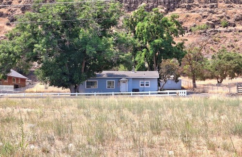 Asotin County House | Comfort & River Views! 2-bedroom house in charming Asotin, Washington.
