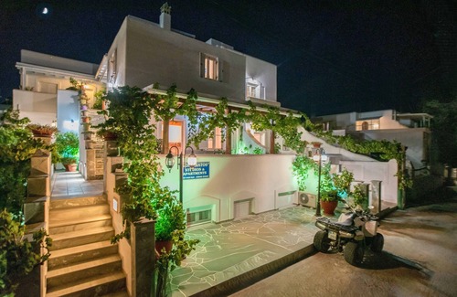 Paros Apartment | Comfort Room 28 m² (3-4 Adults) - Semi Basement near Livadia Beach 300m.