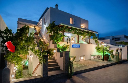 Paros Apartment | Comfort Room 28 m² (3-4 Adults) - Semi Basement near Livadia Beach 300m.