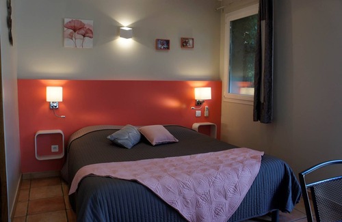 Loriol-du-Comtat Hotel | Comfort room with kitchen lounge in the heart of Vaucluse.