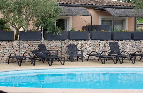 Loriol-du-Comtat Hotel | Comfort room with kitchen lounge in the heart of Vaucluse.