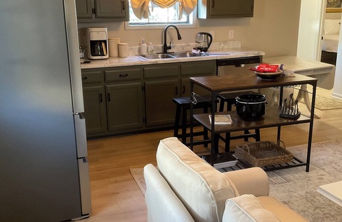 Fayetteville Cottage | Comfort Rules! Charming 2-bedroom cottage in Fayetteville with AC, WiFi