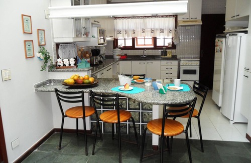 Vista Linda House | Comfort, security and lots of leisure! House w/pool - Cond. Hanga Roa - Bertioga