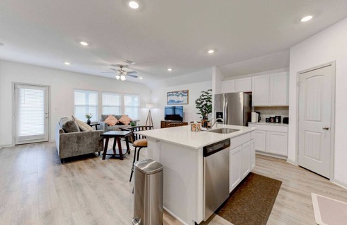Hutto House | Comfort & Space:4BRHome in Hutto
