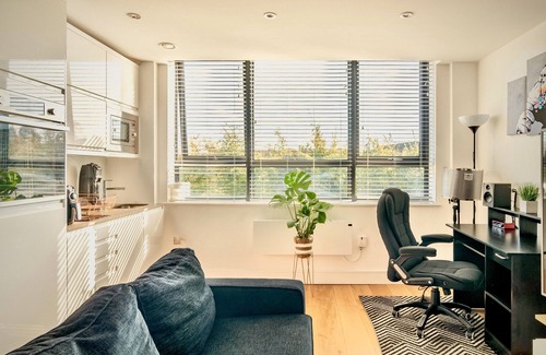 Haywards Heath Apartment | Comfort Stay by Gatwick, near station