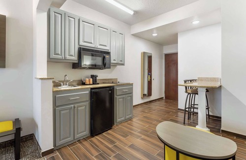 East Brunswick Hotel | Comfort Suites East Brunswick - South River
