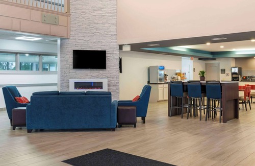 Elgin Hotel | Comfort Suites Elgin