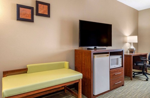 Elkhart Hotel | Comfort Suites Elkhart North