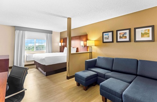 Grayslake Hotel | Comfort Suites Grayslake near Libertyville North