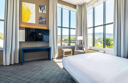 Rutland Hotel | Comfort Suites Kelowna