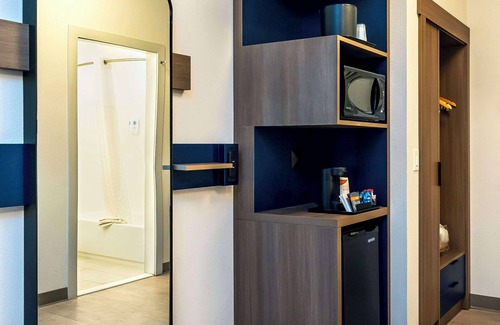 Rutland Hotel | Comfort Suites Kelowna
