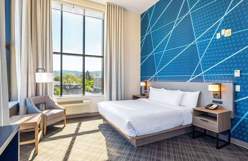 Rutland Hotel | Comfort Suites Kelowna