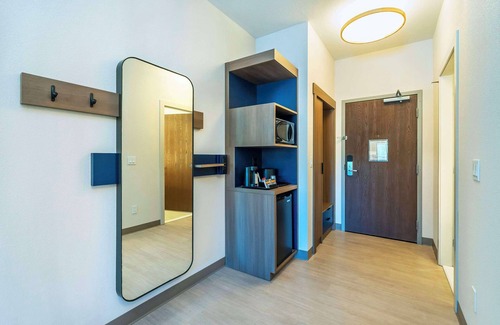 Rutland Hotel | Comfort Suites Kelowna