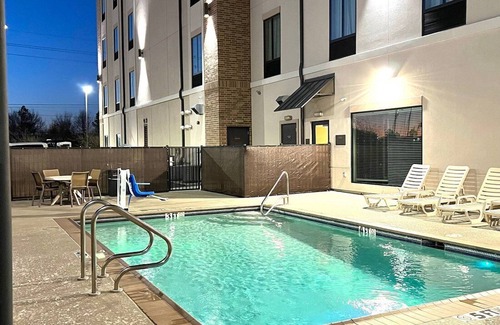 Barker House | Comfort Suites Near Sam Houston Race Park