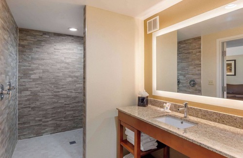 Colonial Heights Hotel | Comfort Suites South Park