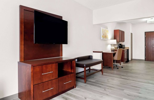Southfield Hotel | Comfort Suites Southfield/Detroit