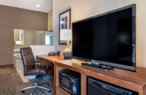 Urbana Hotel | Comfort Suites Urbana Champaign, University Area