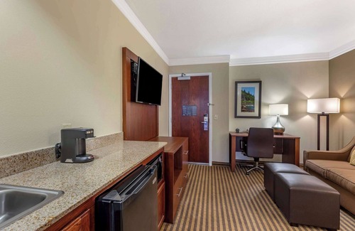 Visalia Hotel | Comfort Suites Visalia Convention Center