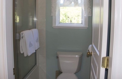 White Rock House | Comfort suites with Ocean view balcony ---5 min walk to the beach!