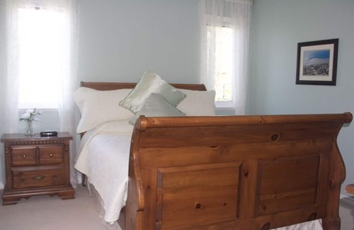 White Rock House | Comfort suites with Ocean view balcony ---5 min walk to the beach!
