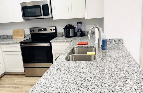 San Antonio Hotel | Comfort townhouse: A Cozy Home near SeaWorld & Lackland AFB in San Antonio