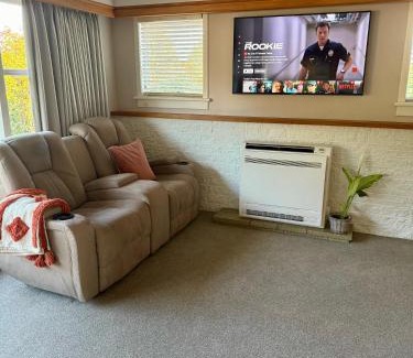 Invercargill City Centre House | Comfort & Warmth at Stag Lodge Near Queens Park