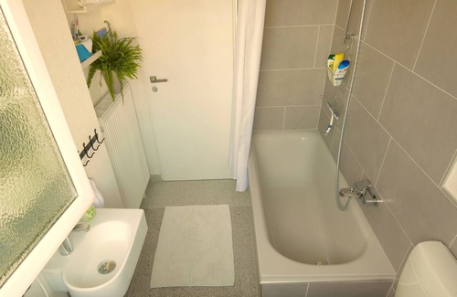 Linkenheim-Hochstetten Apartment | Comfortable apartment with a large balcony- close to KIT Nord and Karlsruhe