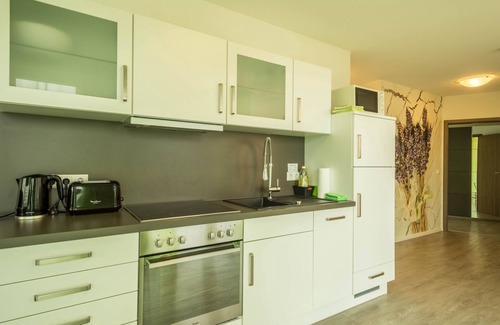 Sipplingen Apartment | Comfortable Apartment "Lavendel" with Terrace, Balcony, Lake View, Wi-Fi & TV