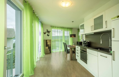 Sipplingen Apartment | Comfortable Apartment "Lavendel" with Terrace, Balcony, Lake View, Wi-Fi & TV