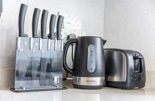 Business Bay Apartment | Comfortable 1-Bedroom Apartment With Bright Living Room in Business Bay