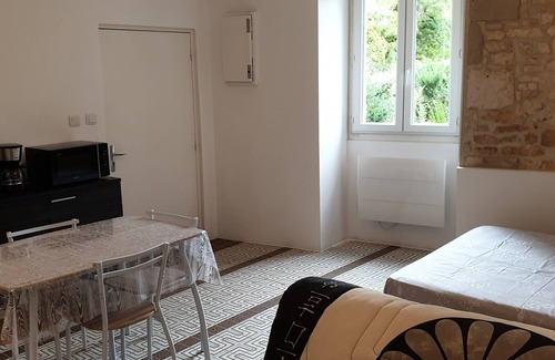 Chasseneuil-du-Poitou Apartment | Comfortable Studio 3 Min from Futuroscope – Ideal for 5 People with Wi-Fi and Parking