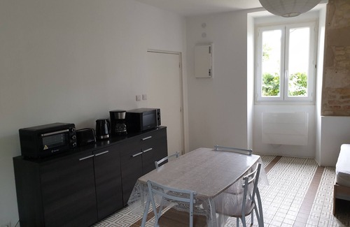 Chasseneuil-du-Poitou Apartment | Comfortable Studio 3 Min from Futuroscope – Ideal for 5 People with Wi-Fi and Parking