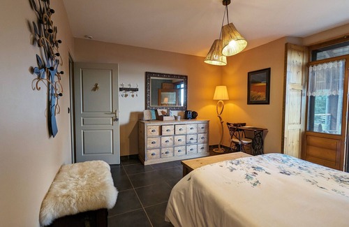 Saint-Privat-d'Allier Bed & Breakfast | Comfortable room with Wi-Fi, parking and wellness area included