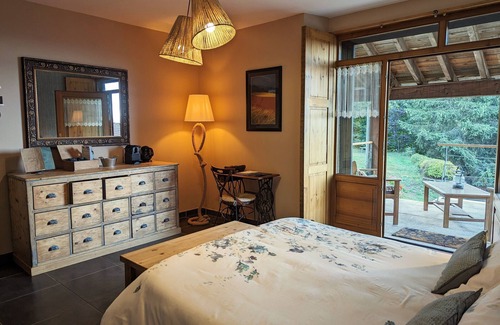 Saint-Privat-d'Allier Bed & Breakfast | Comfortable room with Wi-Fi, parking and wellness area included