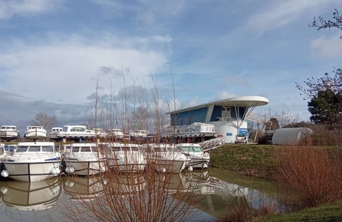 Pontailler-sur-Saone Boat Rental | Comfortable boat at dock for 5, Pontailler-sur-Saône, near shops