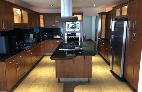 Ciudad Lopez Mateos House | Comfortable Bedroom 1, King size bed, private bathroom and Smart TV 50"